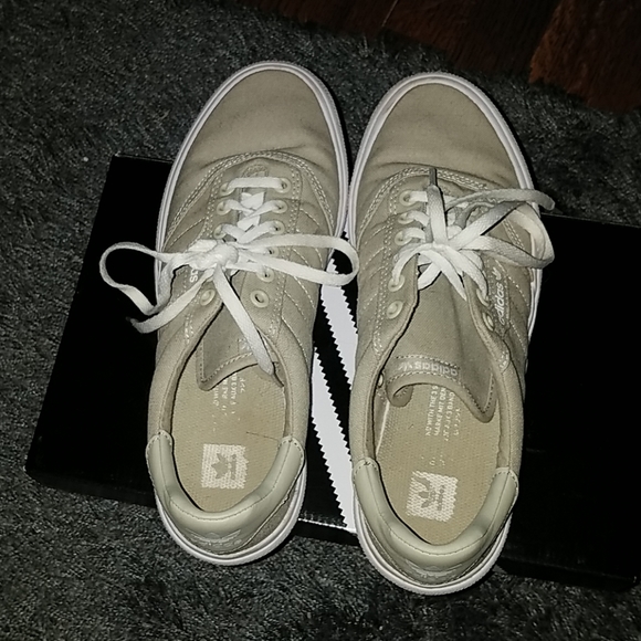 Adidas shoes - Picture 3 of 3